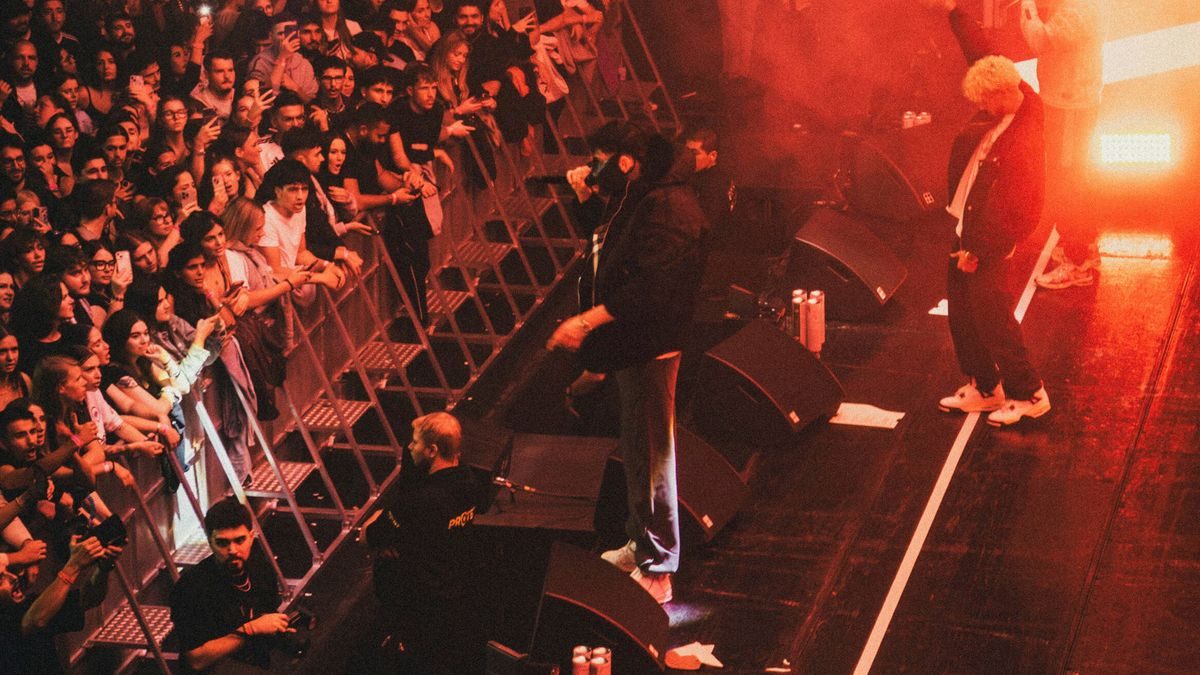 Haftbefehl: Rapper steht bei Konzert in Frankfurt am Main wieder auf der Bühne (mit viel Hilfe)
