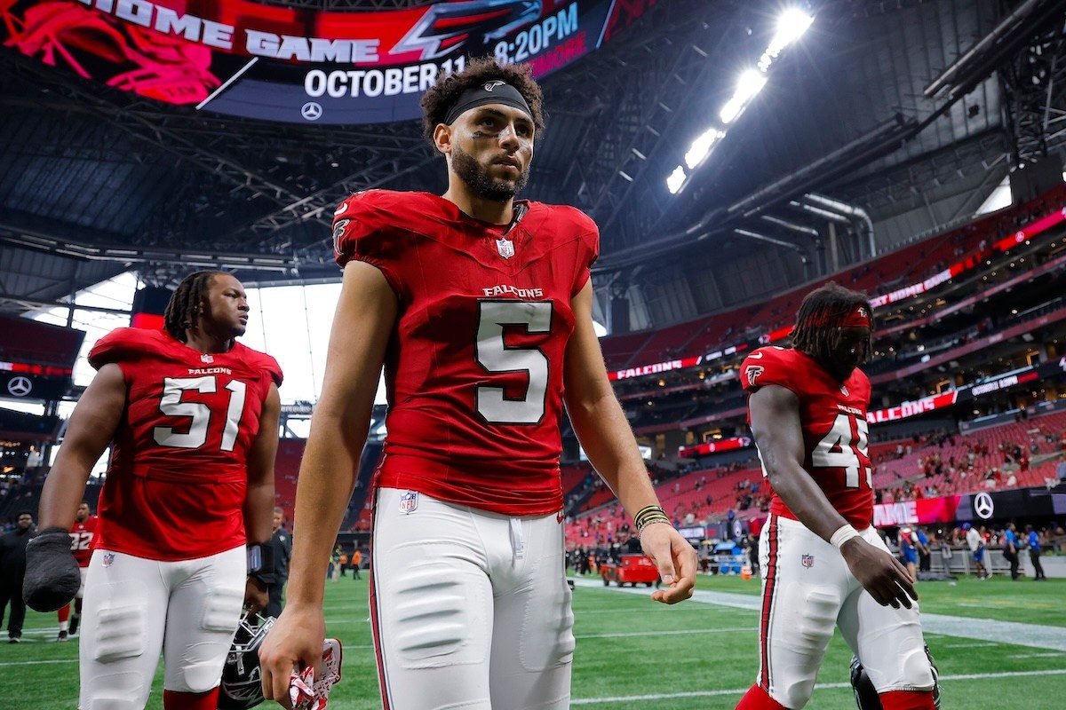 Cameras Capture Drake London’s Fiery Sideline Outburst Amid Falcons QB Struggles