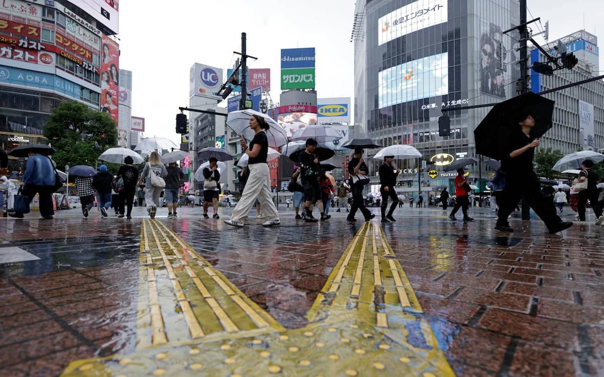 Giappone, tifone Dujuan in arrivo: previsti venti a 198 km/h. Centinaia di voli cancellati