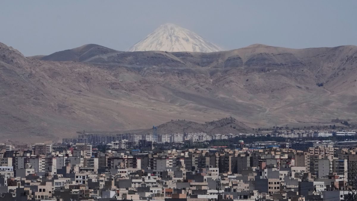 Iran-Krieg: Iranische Wirtschaft schrumpft drastisch und der Ölpreis steigt