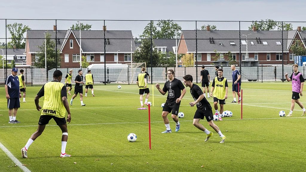 Interlandperiode van zestien dagen begint, hoe gaan de clubtrainers daarmee om?