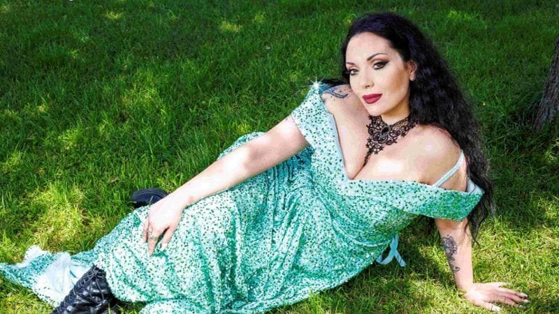Anastasia Bartoli: “Canto Verdi ma resto una metallara appassionata di paracadutismo”