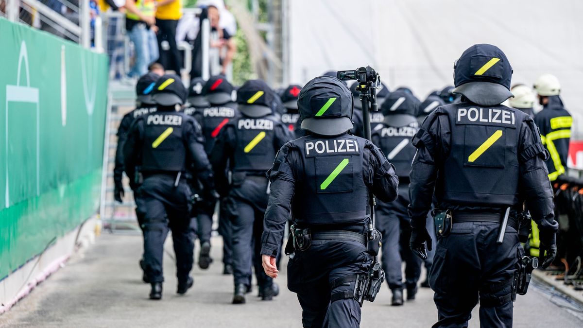 Fußball: DFB will Kosten für Polizeieinsätze an Vereine weitergeben