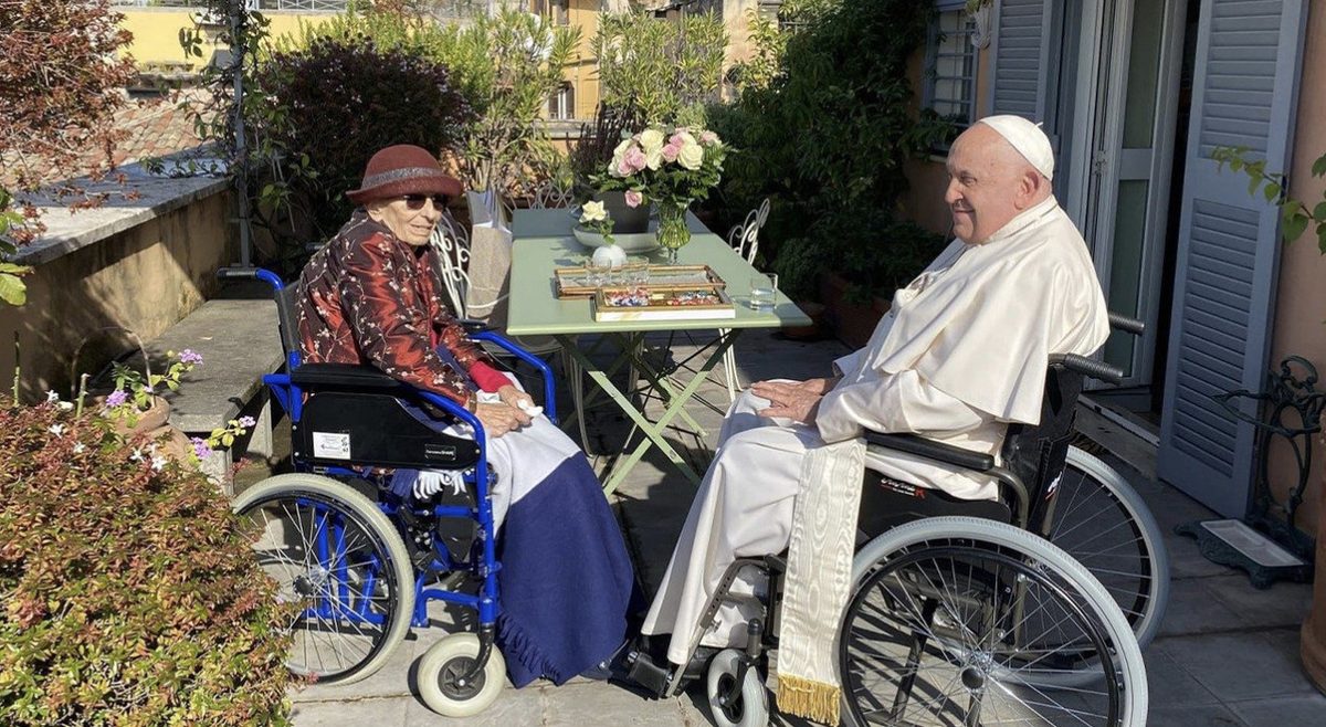 Emma Bonino e Papa Francesco, quella foto al tramonto: lontanissimi sulle idee, ma vicini nella vita