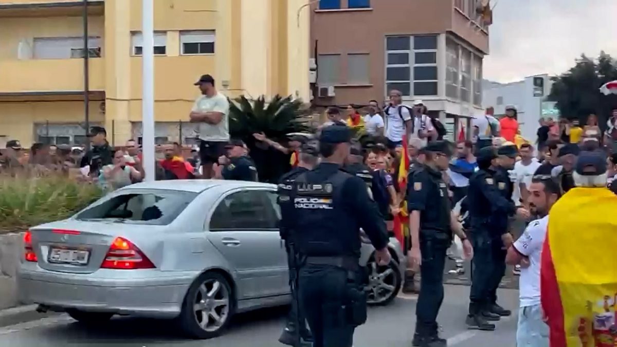 Un grupo de vecinos apedrea el coche de una diputada de Ceuta Ya! tras confundirla con activistas de una ONG navarra
