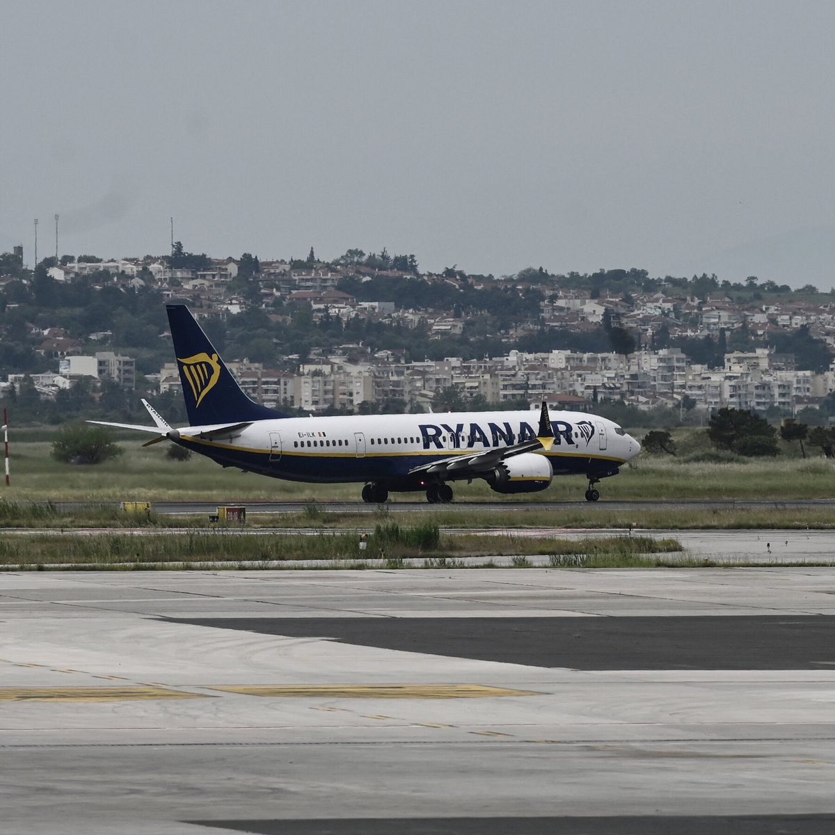 Ryanair C.E.O. Disputes Account of Passenger Sucked Out of Plane Window
