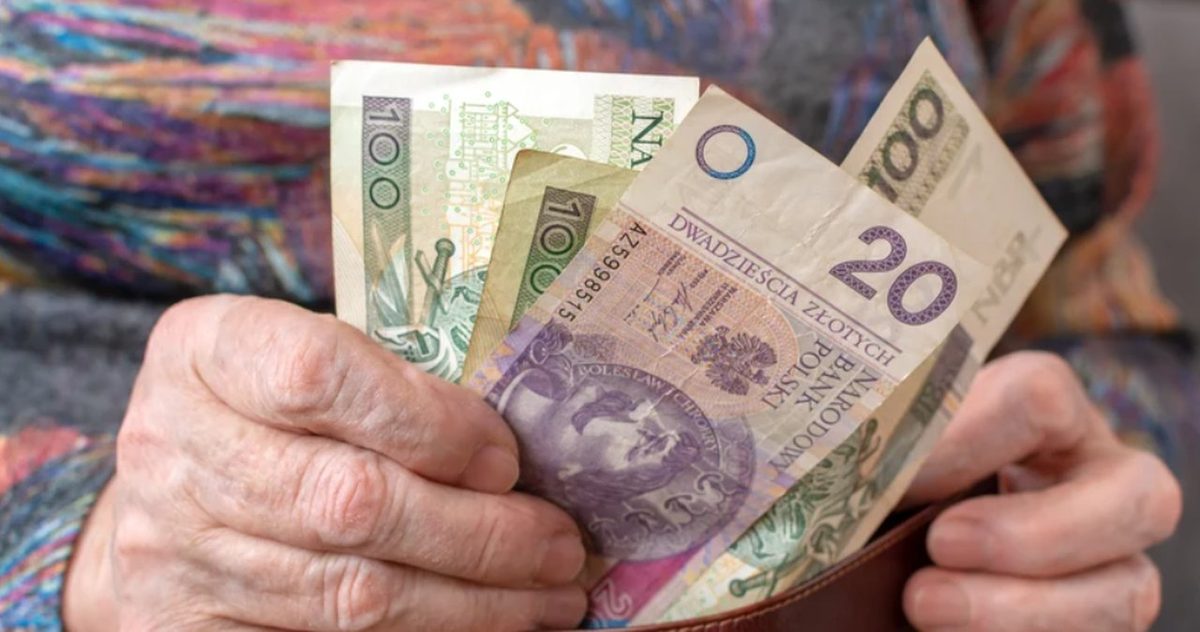 Wcześniejsza emerytura po latach pracy. ZUS mówi o minimalnej kwocie