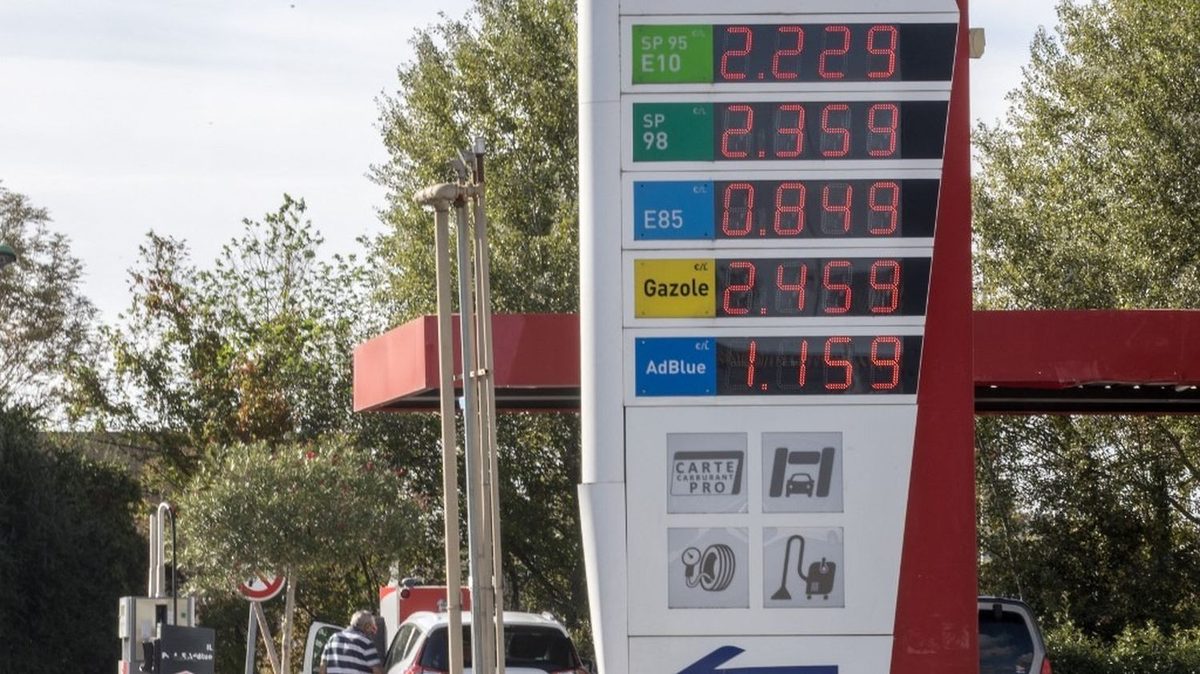 Quelles sont les pistes d'aides étudiées par le gouvernement lundi face à la flambée des prix des carburants ?