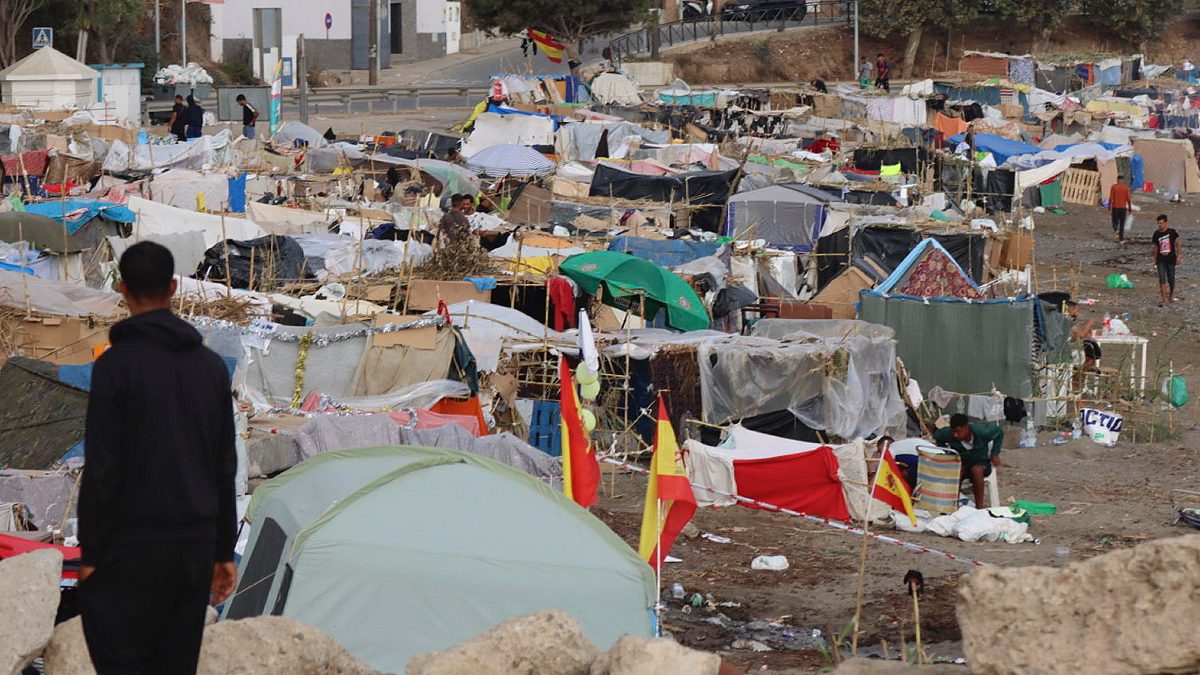 Notte di incendi a Ceuta: a fuoco le baracche dei migranti. I popolari spagnoli contro il Marocco: “Attacco ibrido”