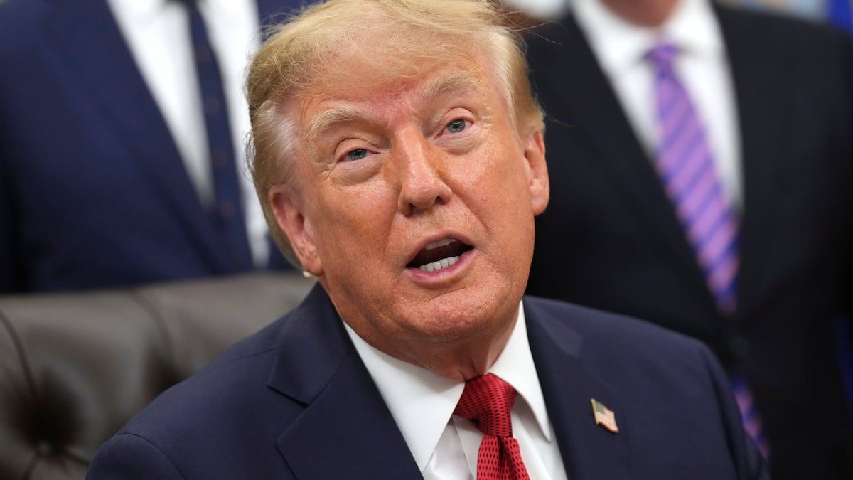 Medier stämmer Trump efter bannlysning