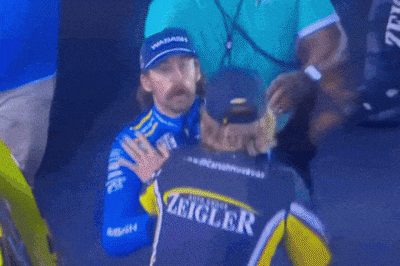 KIJK. Virale beelden: NASCAR-piloot rijdt rivaal van de baan, waarna het hek pas echt van de dam is