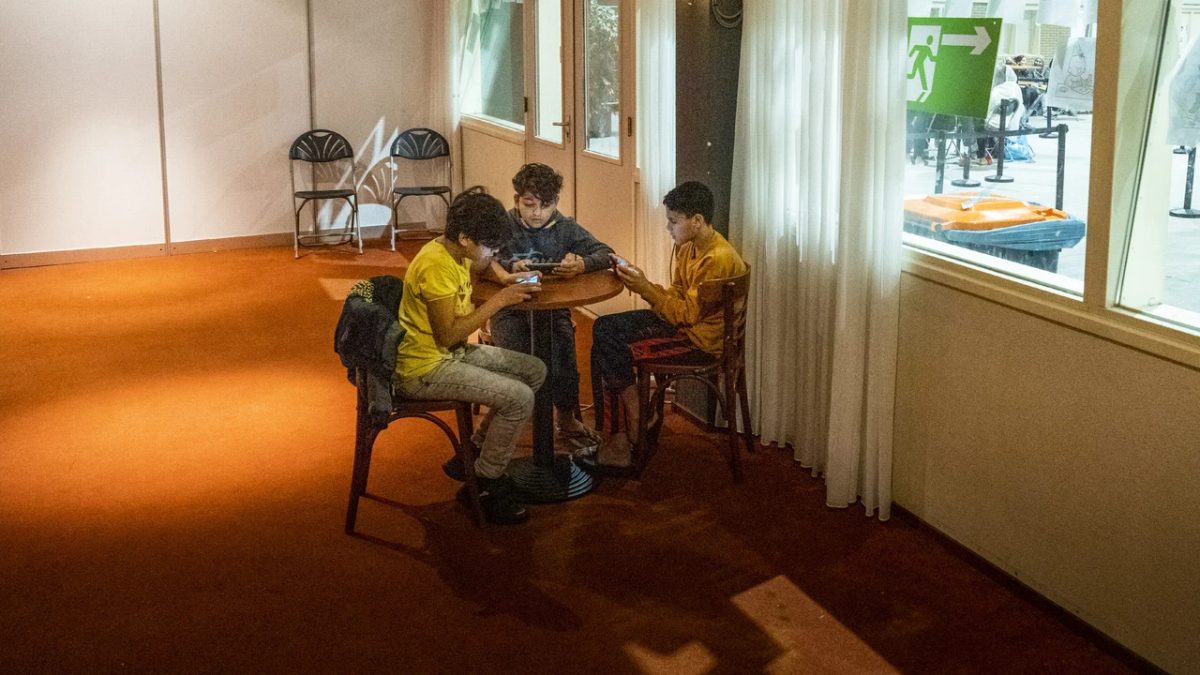 Onderzoeksraad: kinderen in asielnoodopvang structureel verwaarloosd, 'Nederland zakt door ondergrens'