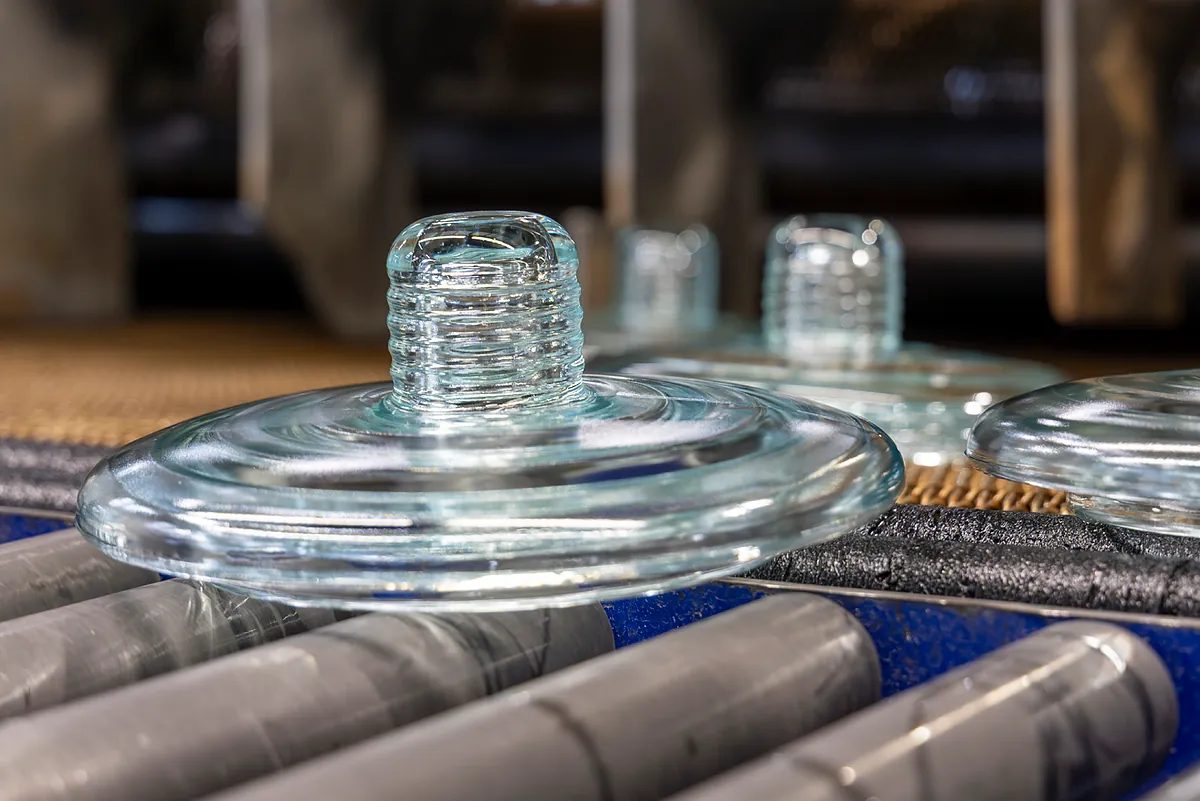 El rey de los frascos de perfume vende su filial industrial española