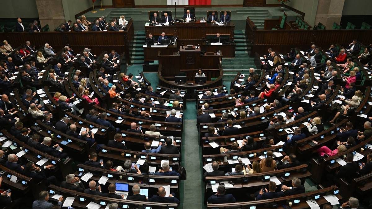 Lewica przed partią Brauna. Przetasowania w nowym sondażu