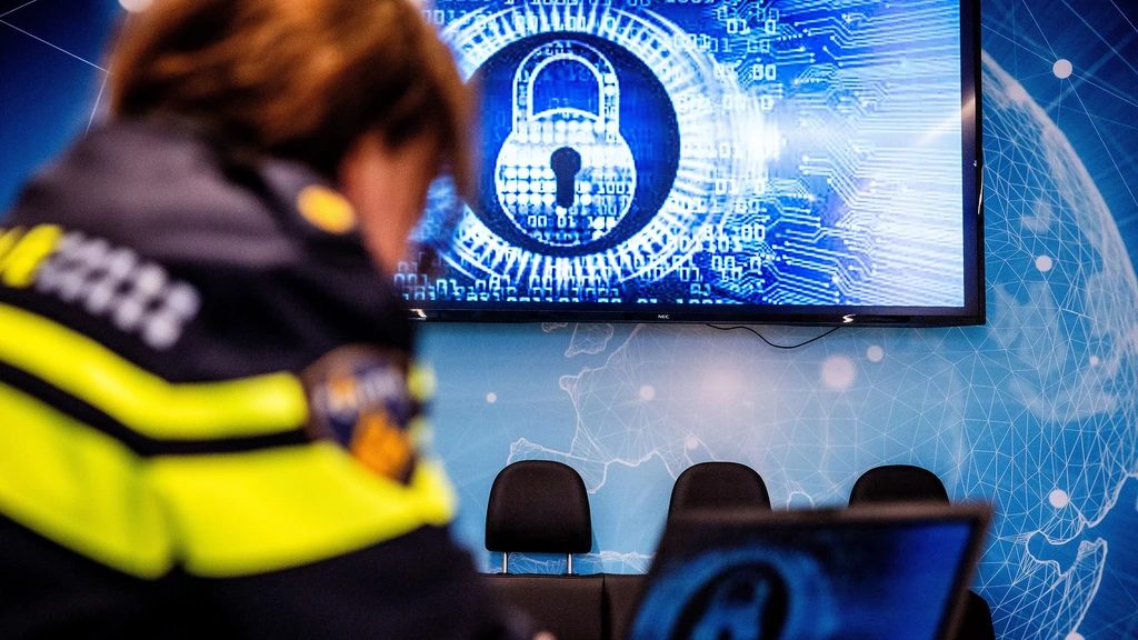 Twee Limburgse agenten op non-actief gezet voor mogelijk lekken