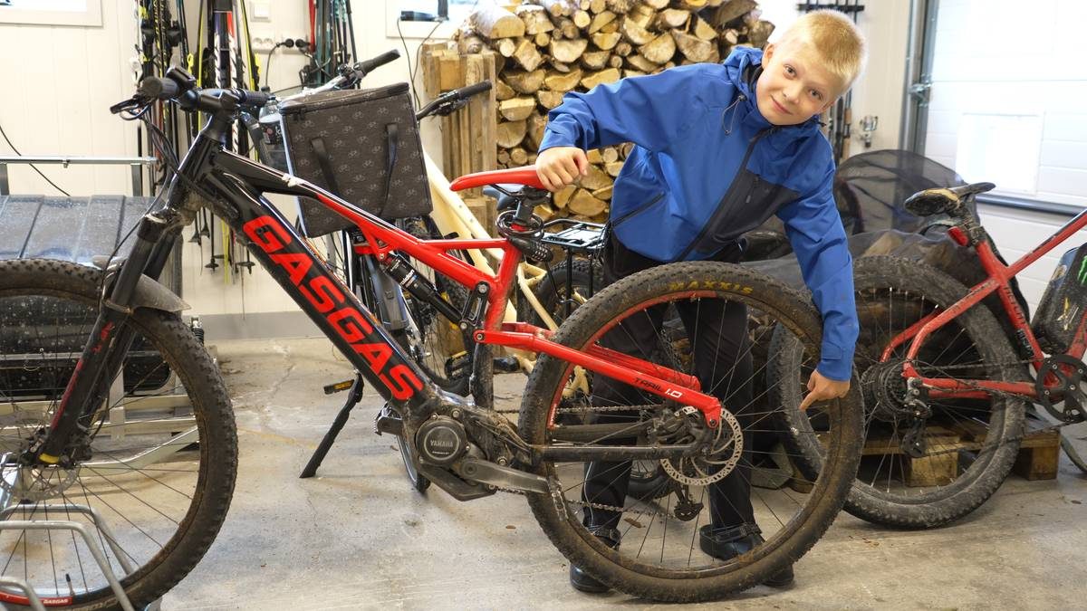 Unger trimmer elsykler til 70 km/t: – Man sitter med hjertet i halsen