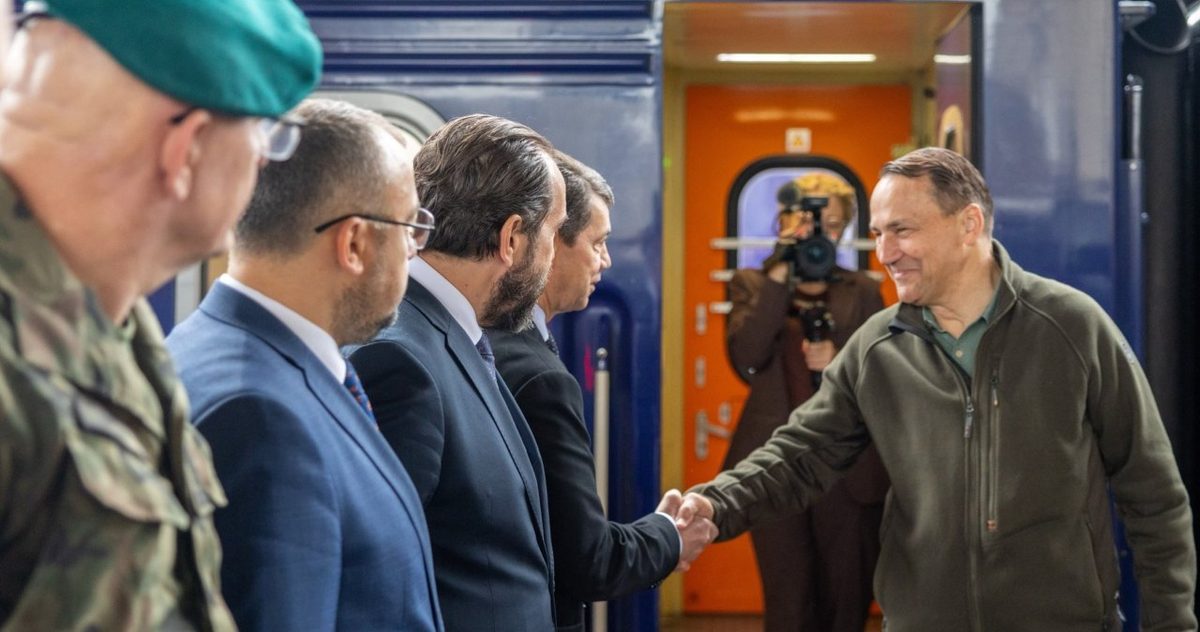 Sikorski z niezapowiedzianą wizytą. "Wyraz wsparcia, gdy atakuje Rosja"