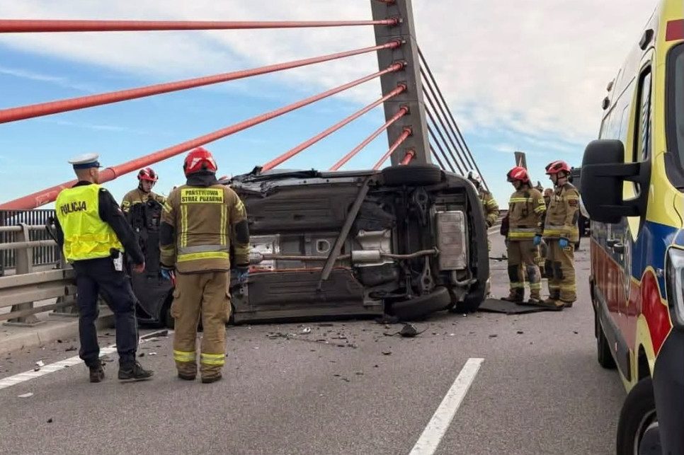 Poważny wypadek z udziałem radiowozu na moście pod Kwidzynem