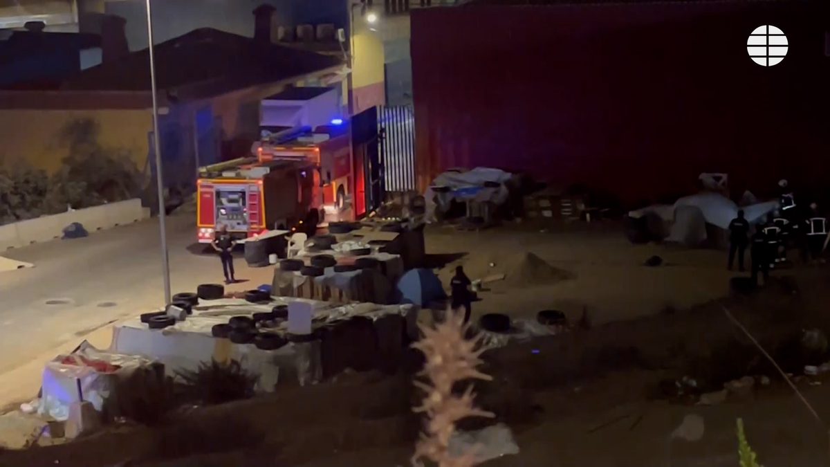 Arden 40 chabolas que los inmigrantes habían levantado en los alrededores del polígono del Tarajal de Ceuta
