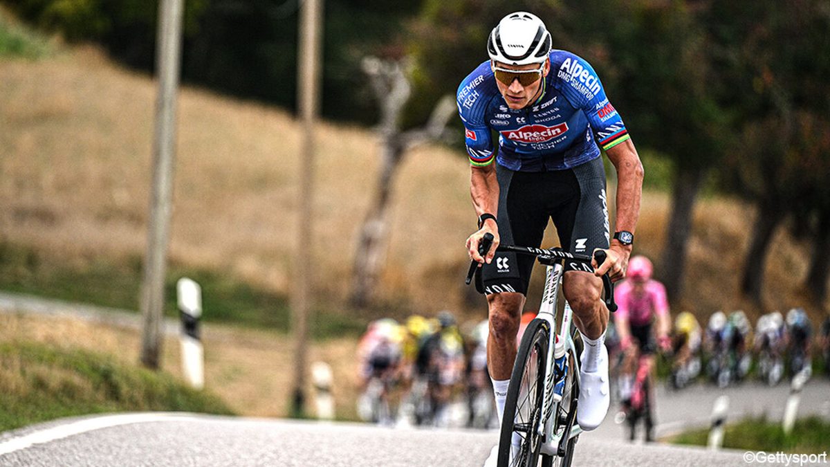 "We reden met 20 écht hard achter hem": peloton keek met grote ogen naar straffe solo Van der Poel, maar was dit geen g…