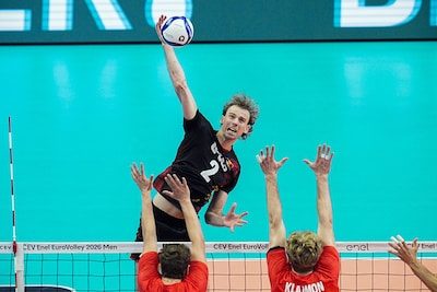 Na wereldprestatie van Ferre Reggers: Red Dragons stoten na zege tegen Tsjechië door naar kwartfinale op EK volleybal