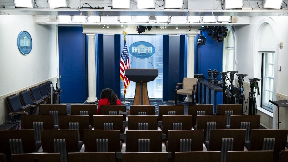 Les médias CNN, MS NOW et Politico poursuivent l'administration Trump après leur exclusion de la Maison Blanche