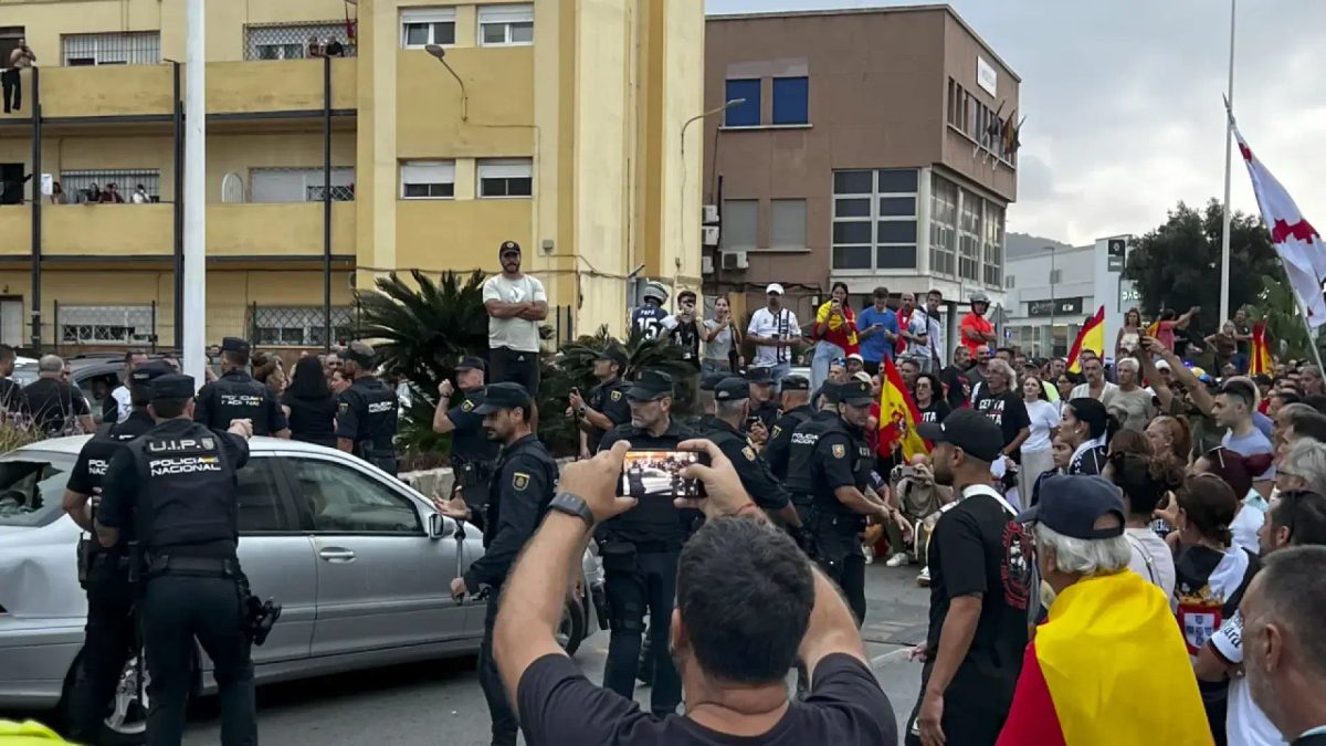 Así es Negu Gorriak, la organización navarra y cercana a la izquierda 'abertzale' que va a Ceuta en defensa de los inmi…