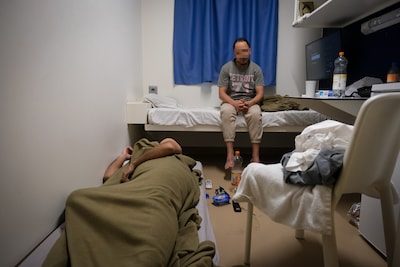 Les prisons comptent à nouveau près de 600 détenus dormant à même le sol.