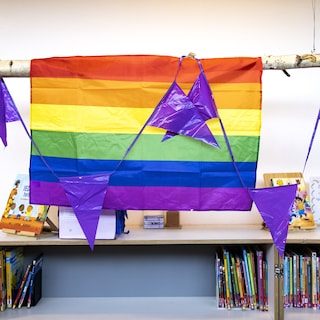 Acceptatie van homoseksualiteit onder jongeren sterk gedaald. ‘De retoriek van Andrew Tate zie ik terug in de klas’