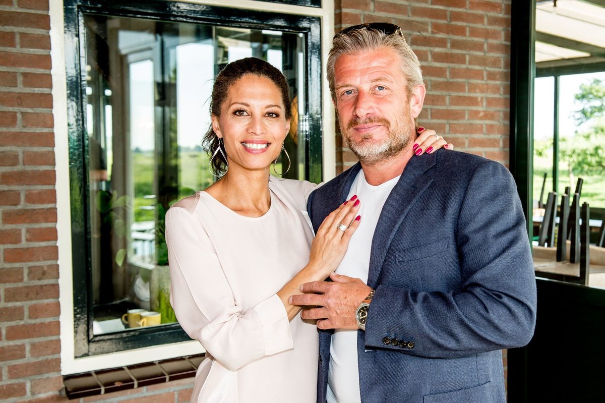 Voormalig Hart van Nederland-presentator Maureen du Toit getrouwd met grote liefde Jeroen, oud-collega's aanwezig op br…