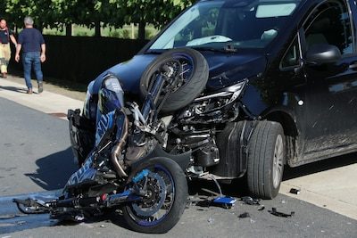 Motorrijder in levensgevaar na botsing met bestelwagen in Haasdonk