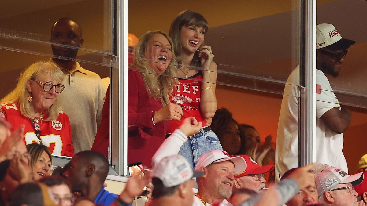 Taylor Swift Rocks a $40 Tank Top to Travis Kelce’s Chiefs Game