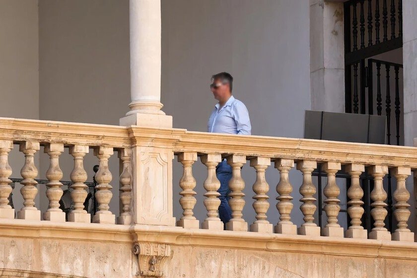 La Guardia Civil buscaba al mayor estafador inmobiliario de Mallorca. Lo encontraron escondido debajo del fregadero de…
