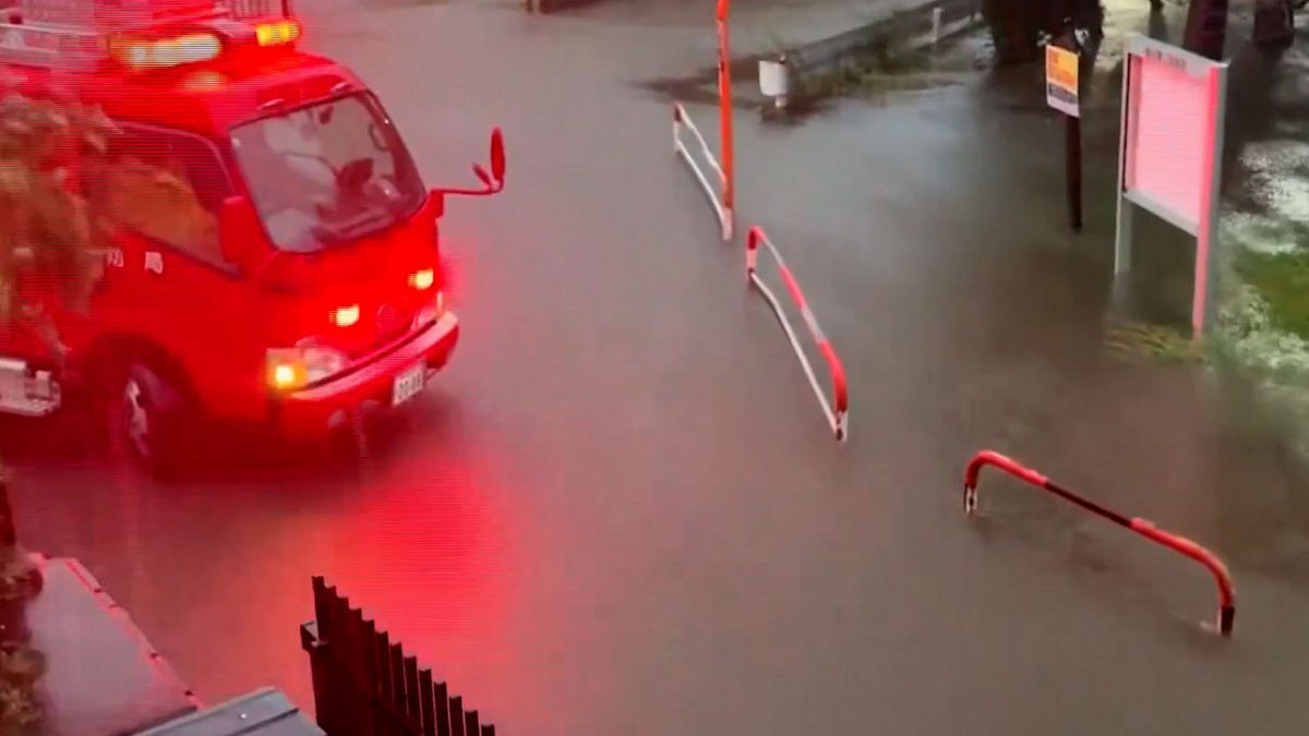 Flüge gestrichen, Straßen überflutet - Taifun Dujuan wütet vor Japans Pazifikküste