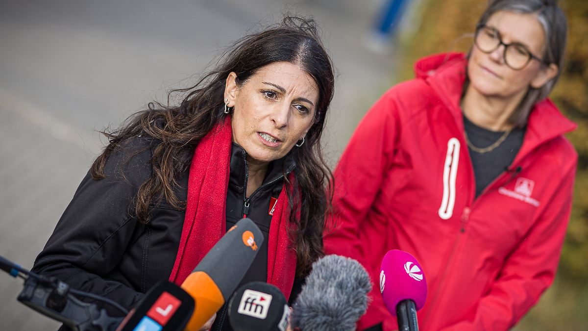 Versammlung in Wolfsburg: Betriebsratschefin warnt: Bei VW stehen die Zeichen auf Sturm