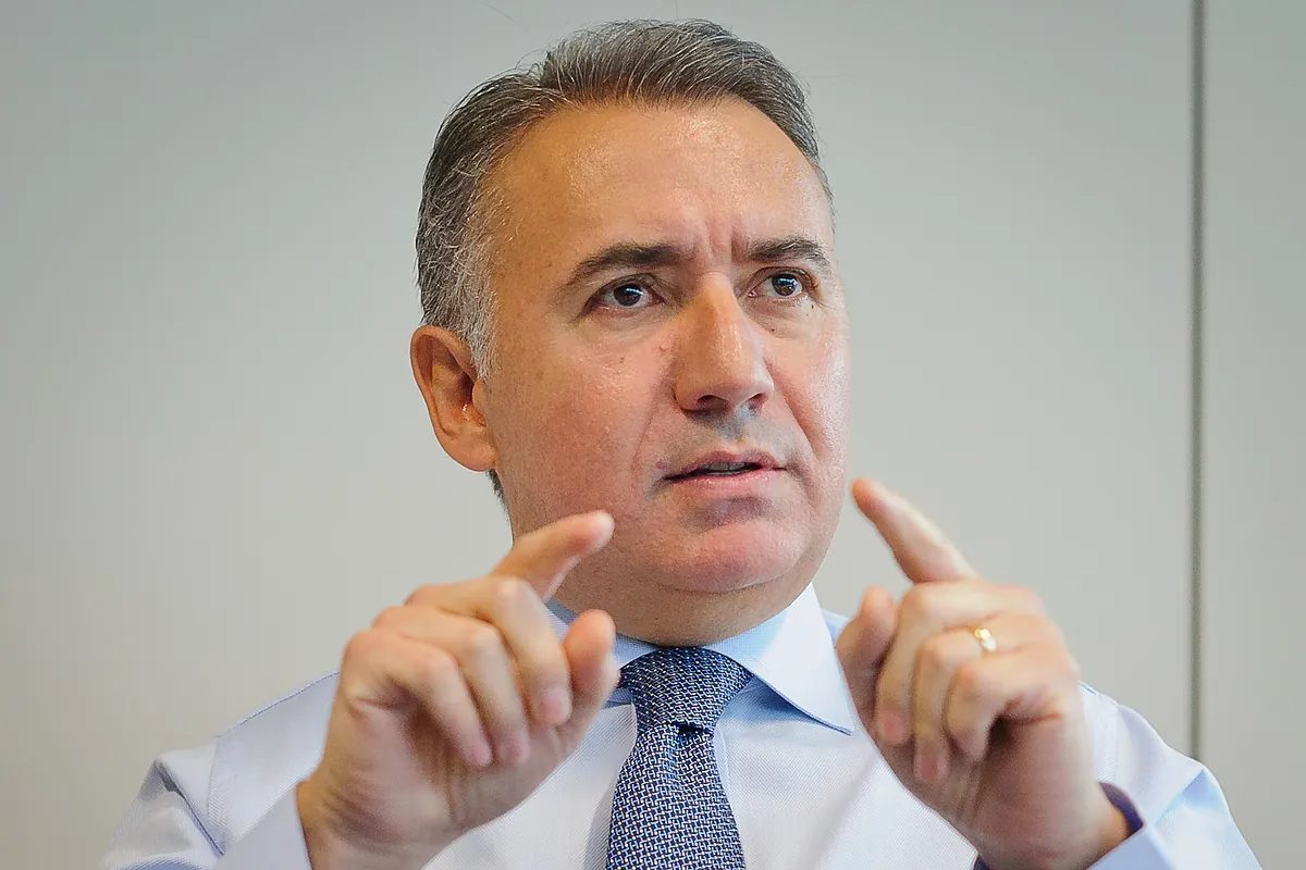 Linares vende acciones de Santander por más de 7,5 millones de euros