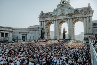 “Réservées à un public privilégié”: les fêtes en plein air de Hangar sous le feu des critiques
