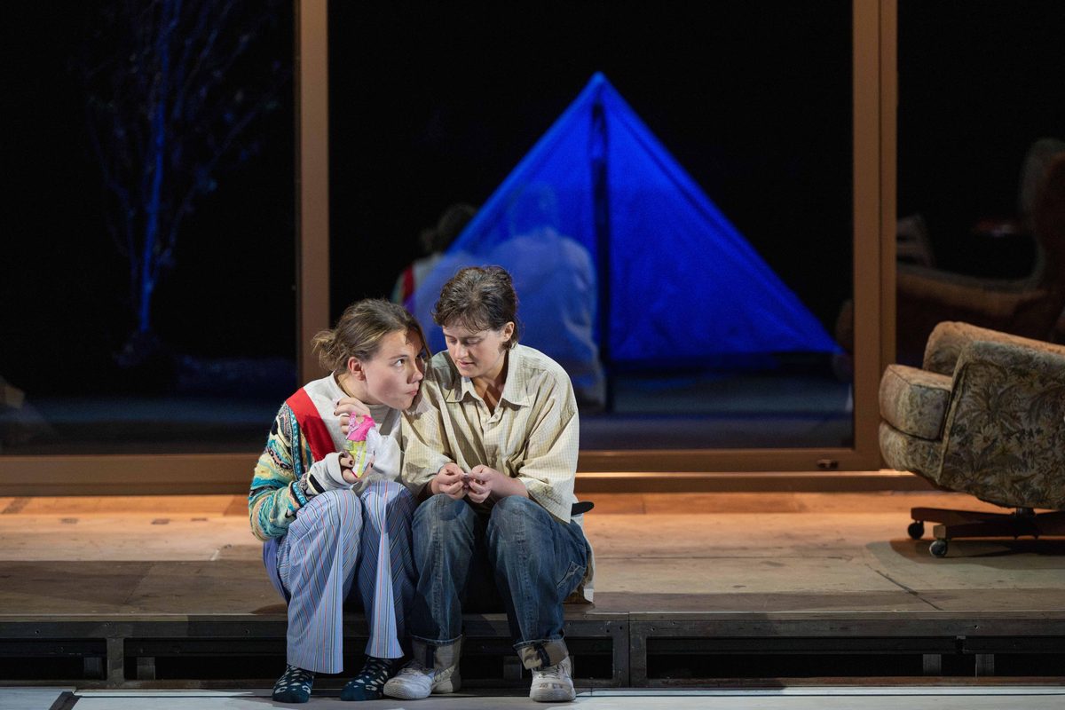 Alexander Zeldin revisite “Antigone” pour interroger la place des morts dans nos vies