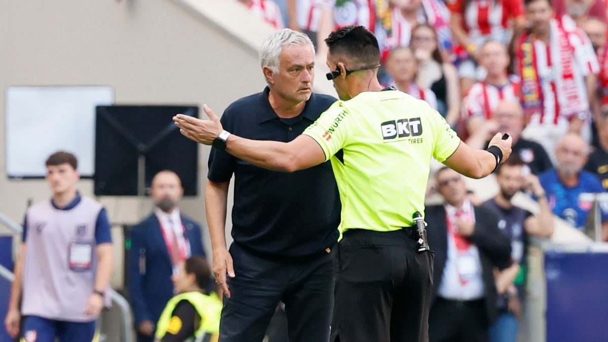 Real Madrid: José Mourinho schimpft über Schiedsrichter – mithilfe ausgedruckter Spielszenen