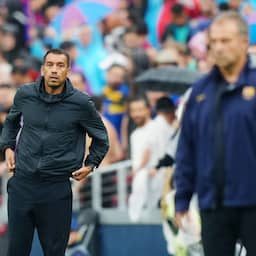 Van Bronckhorst verdedigt juichende Steijn na 5-1-verlies Feyenoord in Barcelona