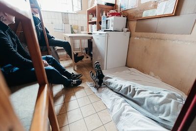 Opnieuw bijna 600 gedetineerden slapen op de grond in Belgische gevangenissen