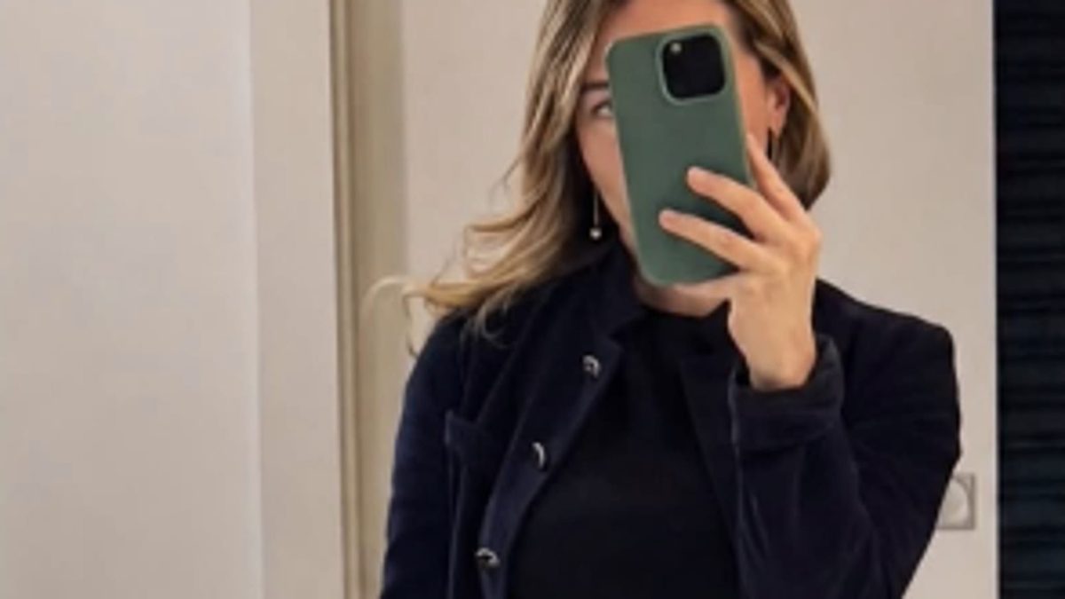 Tajani, consigliera comunale Pd (e moglie del segretario lombardo di FI) posta la foto in minigonna