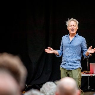 Acteur Marcel Hansema (56) maakt een voorstelling over stacaravanparken die worden opgekocht: ‘In Amsterdam zitten mond…