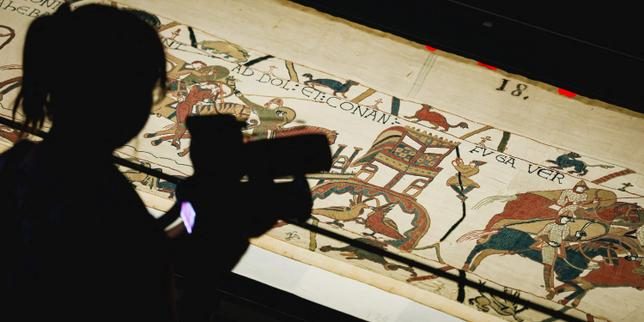 Face à l’affluence, le British Museum interdit les photos à l’exposition de la tapisserie de Bayeux