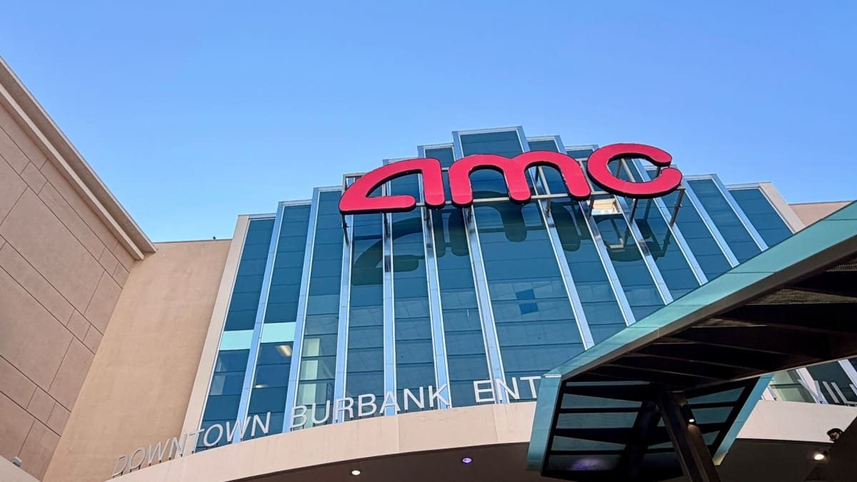 AMC vigilante arrested for pepper-spraying phone-using moviegoer