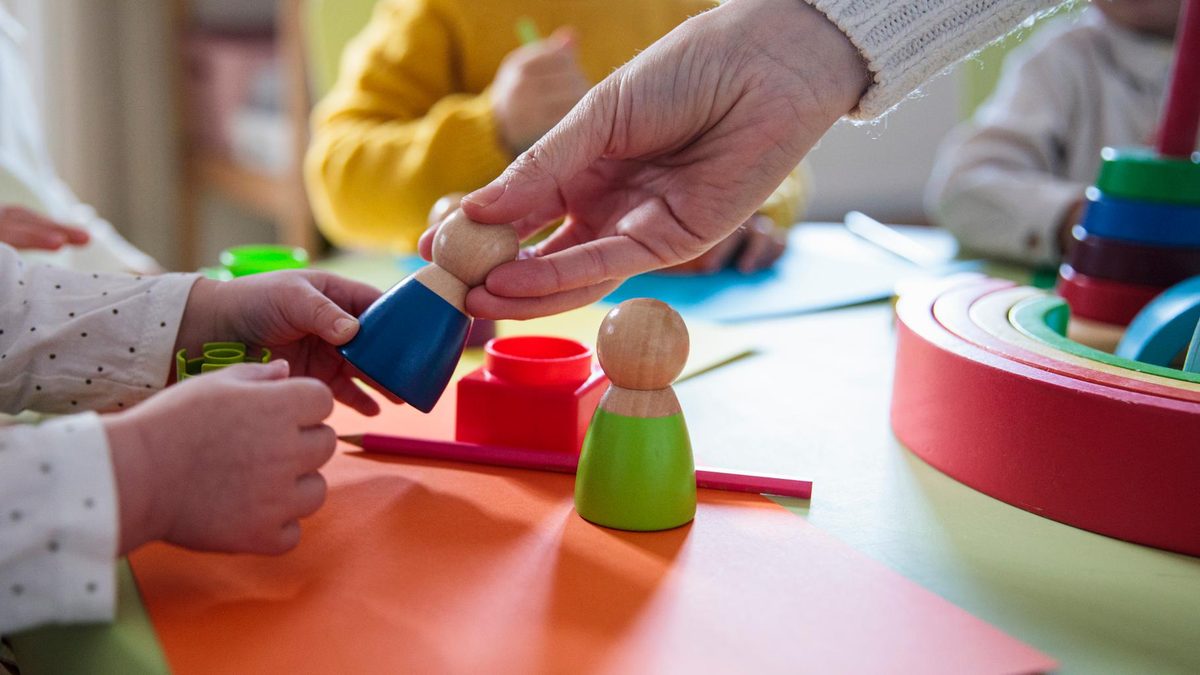 À Paris, trois agents d’une maternelle suspendus après qu’un enfant de 3 ans a quitté l’école seul