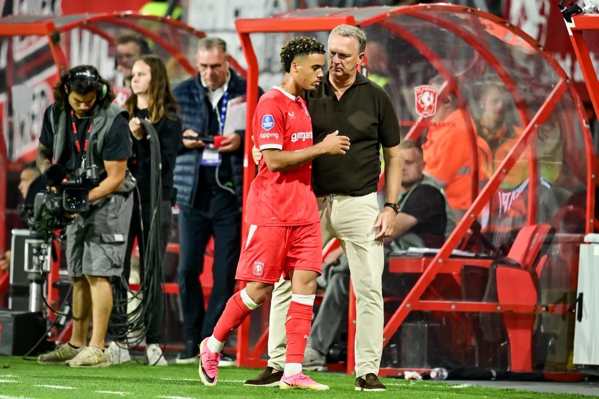 Van den Brom geroemd: 'De trainer levert geweldig werk met ons'