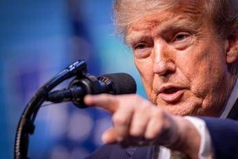 Trump attacca ancora Cnn, Politico e Ms Now: "Studio Ovale non può essere profanato da pagliacci con fake news"