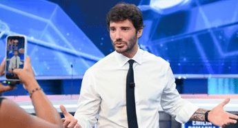 Sanremo 2027, De Martino cambia le regole: voto online ed Eurovision, 24 Big in gara e paletti su Ia