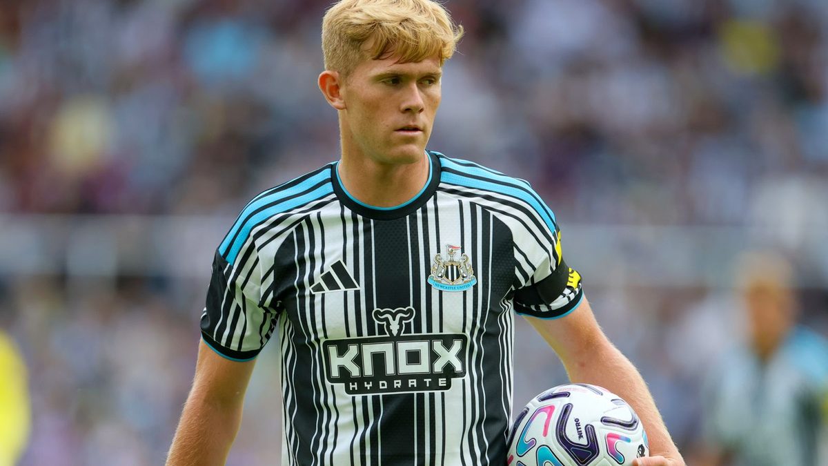 Hall signs new deal at Newcastle after Man Utd interest